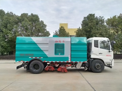 東風(fēng)天錦掃路車 城市清潔的得力助手
